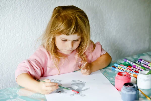 有创意的小女孩画手指颜色的考拉熊 活泼的孩子喜欢在家里 幼儿园或幼儿园里画动物 儿童的教育和远距离学习 — 图库照片