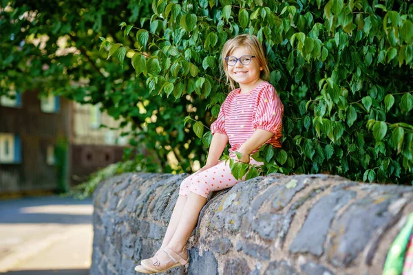 Retrato Niña Feliz Sonriente Preescolar Con Gafas Aire Libre Niña —  Fotos de Stock