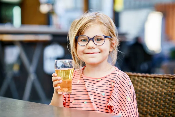 Sevimli Küçük Kız Kahvaltı Yapıyor Restoranda Meyve Suyu Içiyor Elma — Stok fotoğraf