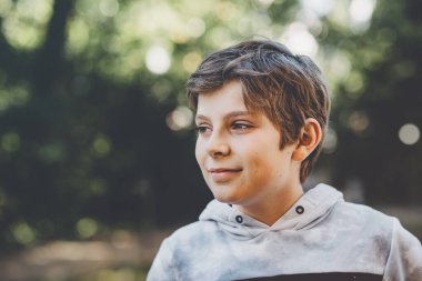 Okul çocuğu portresi. Güzel mutlu çocuk kameraya bakıyor. Okullu çocuk gülümsüyor. Eğitim kavramı