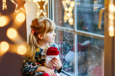 Küçük anaokulu kızı elinde Noel Baba botuyla Nikolausstiefel adında Almanca bir hediye taşıyor. Mutlu çocuk kışın Noel ışıklarıyla tatilde bekliyor. Noel 'in samimi aile kutlaması