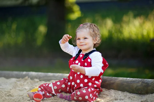 Schattig Peuter Meisje Spelen Zand Buiten Speeltuin Mooie Baby Rode — Stockfoto