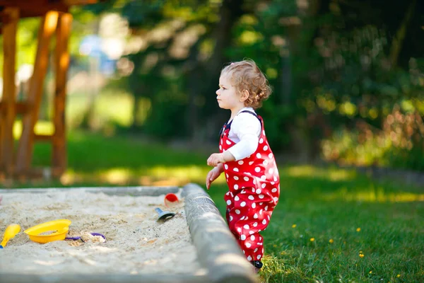 Dışarıda Parkta Kumlarda Oynayan Tatlı Bir Kız Çocuğu Kırmızı Sakız — Stok fotoğraf