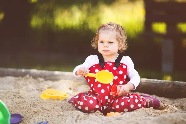 Nettes Kleinkind Mädchen Spielt Sand Auf Dem Spielplatz Freien Schöne — Stockfoto