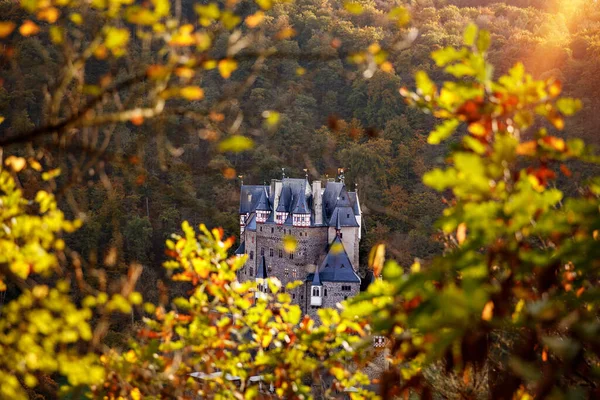 エルツ城 Eltz Castle モゼル州ラインラント プファルツ州ドイツにある中世の城である 美しい古い城 晴れた秋の日に有名な観光名所 人々なし 誰もいない — ストック写真