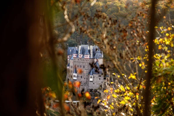Eltz Castle 독일에 중세성으로 지역의 Rheinland Pfalz 아름다운 가을에 — 스톡 사진