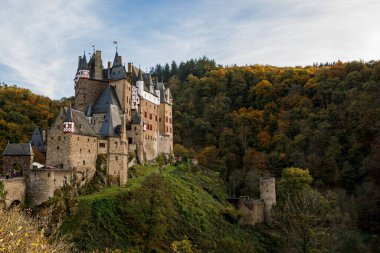 Eltz Şatosu, Almanya 'da bir ortaçağ kalesi, Rheinland Pfalz, Mosel bölgesi. Güzel eski kale, güneşli bir sonbahar gününde ünlü turistik eğlence, boş, kimsesiz, hiç kimse