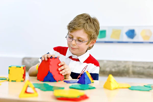 Liten Pojke Med Glasögon Leker Med Färgglada Plastelement Kit Skolan — Stockfoto