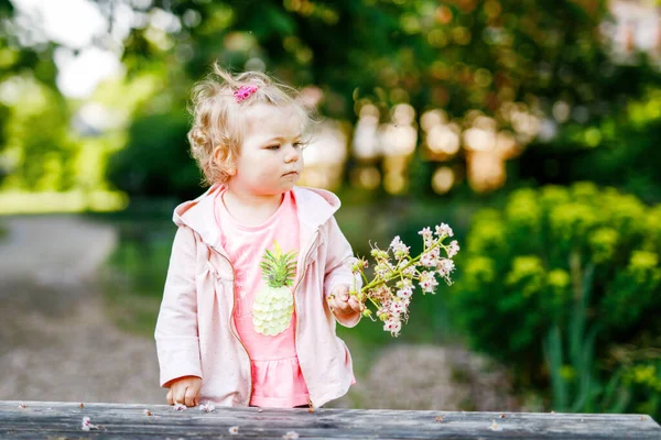 Милая Очаровательная Девочка Играющая Цветущими Цветами Каштана Маленький Ребенок Выходит — стоковое фото