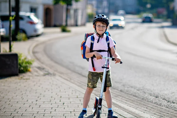 Aktywny Chłopiec Okularach Kasku Jeździ Hulajnogą Mieście Plecakiem Słoneczny Dzień — Zdjęcie stockowe