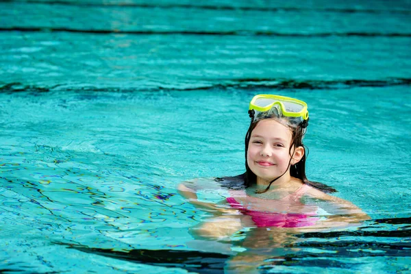 Nettes Fröhliches Junges Mädchen Schutzbrille Schwimmt Und Schnorchelt Schwimmbad Glückliches — Stockfoto