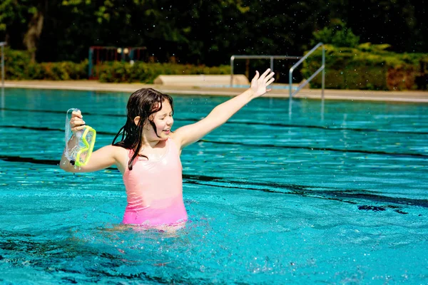 Roztomilá Mladá Dívka Brýlích Plavání Chrápání Bazénu Šťastné Dítě Létě — Stock fotografie