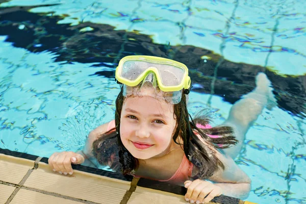 Nettes Fröhliches Junges Mädchen Schutzbrille Schwimmt Und Schnorchelt Schwimmbad Glückliches — Stockfoto