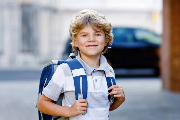 Szczęśliwy Chłopczyk Plecakiem Lub Torbą Imieniu Ranzen Niemiecku Uczeń Drodze — Zdjęcie stockowe