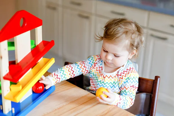 Κοριτσάκι Που Παίζει Εκπαιδευτικά Παιχνίδια Στο Σπίτι Στο Παιδικό Δωμάτιο — Φωτογραφία Αρχείου