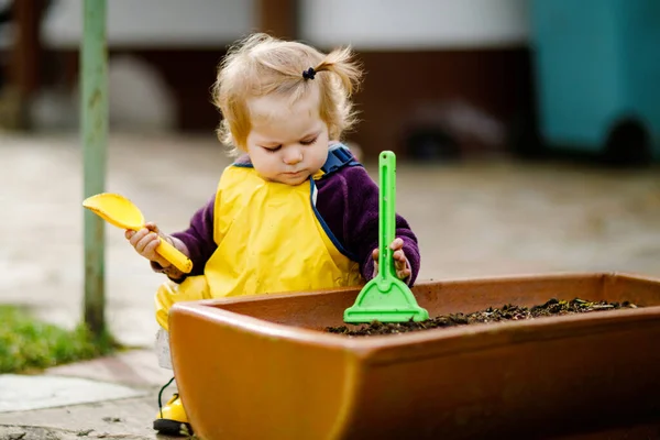 Χαριτωμένο Αξιολάτρευτο Κοριτσάκι Παίζει Άμμο Και Φτυάρι Την Άνοιξη Μικρό — Φωτογραφία Αρχείου