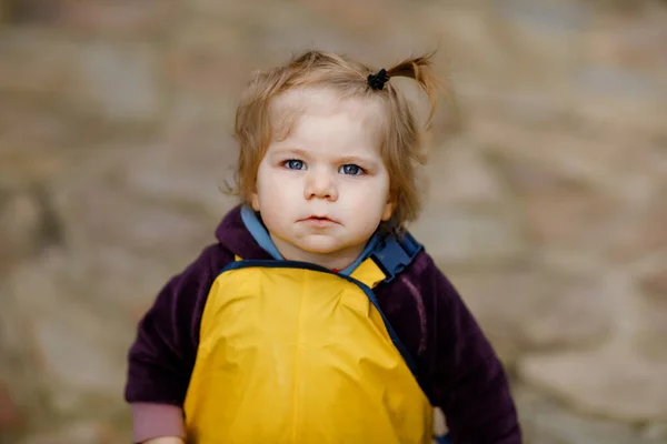 春天的时候 可爱的小女孩在户外玩耍 小孩穿着黄色泥巴雨淋裤子 快乐女孩的画像 — 图库照片