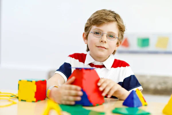 Egy Szemüveges Kisfiú Aki Színes Műanyag Elemekkel Játszik Iskolában Vagy — Stock Fotó