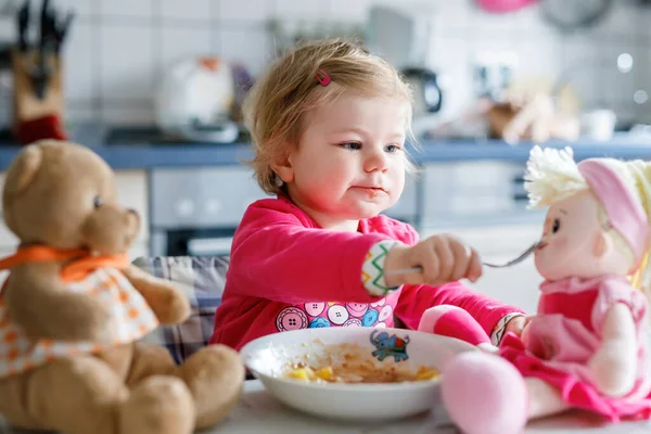 Imádnivaló Baba Lány Zöldségeket Villával Tészta Ból Eszik Élelmiszer Gyermek — Stock Fotó