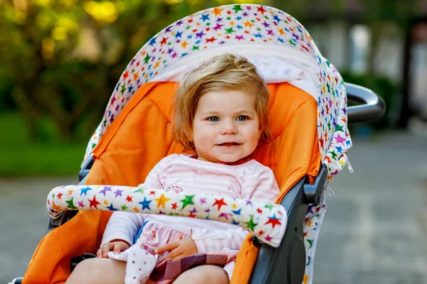 Retrato Una Niña Pequeña Sonriente Sentada Cochecito Cochecito Bebé Dando —  Fotos de Stock