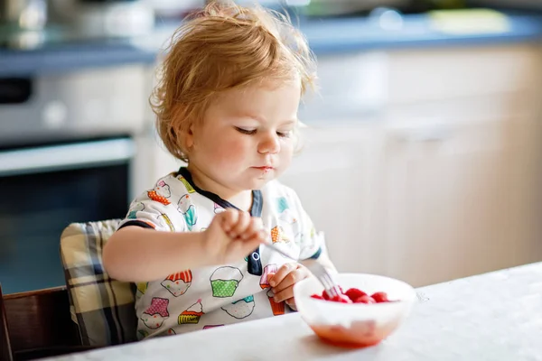 Niña Adorable Comer Cuchara Fresca Saludable Frambuesas Alimentos Niño Alimentación —  Fotos de Stock