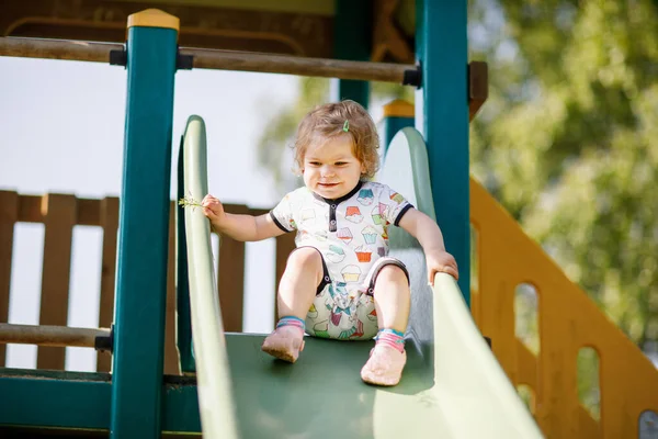Menina Pequena Loira Feliz Criança Divertindo Deslizando Parque Infantil Livre — Fotografia de Stock