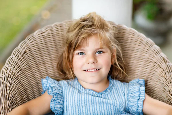 Portrét Šťastně Usmívající Školačky Venku Dítě Blonďatými Vlasy Dívá Kamery — Stock fotografie
