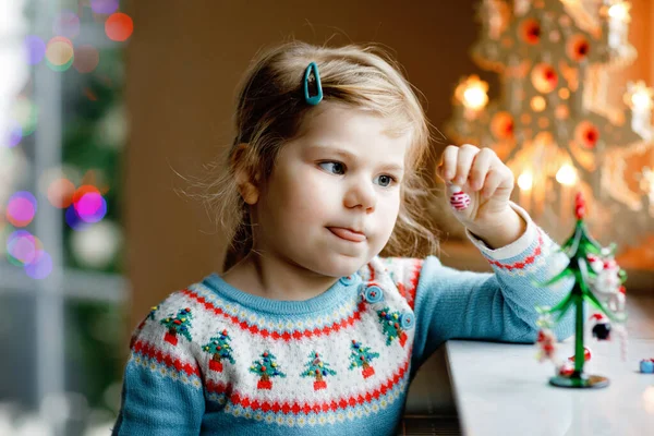 Dziewczynka Litte Maluch Siedzi Przy Oknie Dekoracji Małej Choinki Szkła — Zdjęcie stockowe