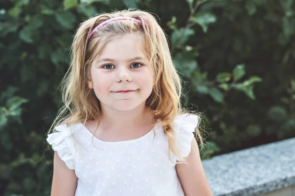 Портрет Щасливої Усміхненої Дівчинки Відкритому Повітрі Маленька Дитина Блондинками Дивиться — стокове фото