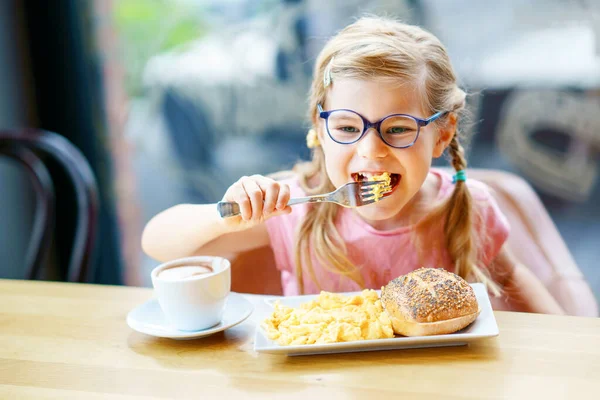 Little Smiling Girl Have Breakfast Cafe Preschool Child Glasses Drinking — Stockfoto