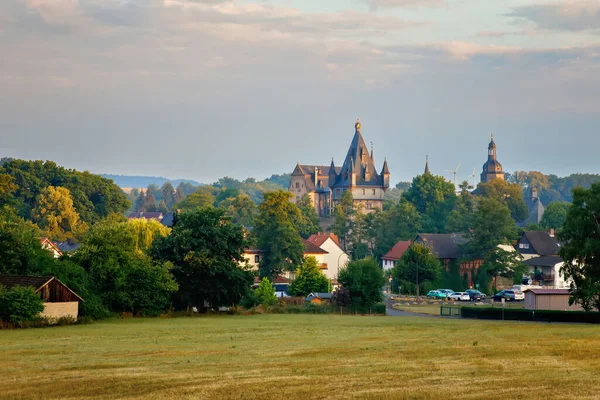 夏の風景の中にドイツのおとぎ話の城 ヘッセン州 フォガルスベルク ドイツ 城の美しい景色 — ストック写真