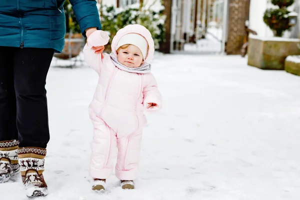 Очаровательная Маленькая Девочка Делает Первые Шаги Улице Зимой Через Снег — стоковое фото