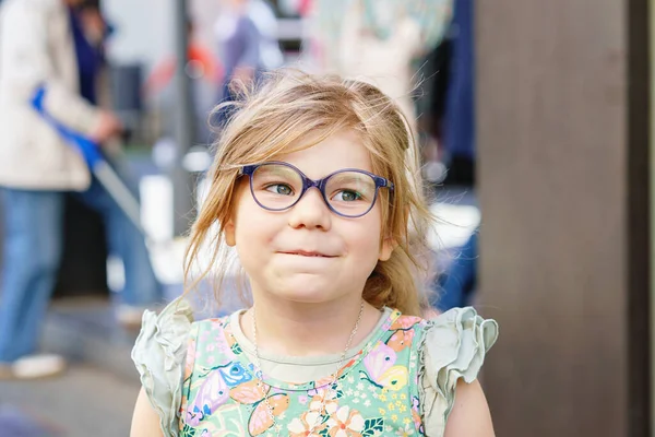 Porträtt Söt Förskoleflicka Med Glasögon Utomhus Glad Rolig Barn Bär — Stockfoto