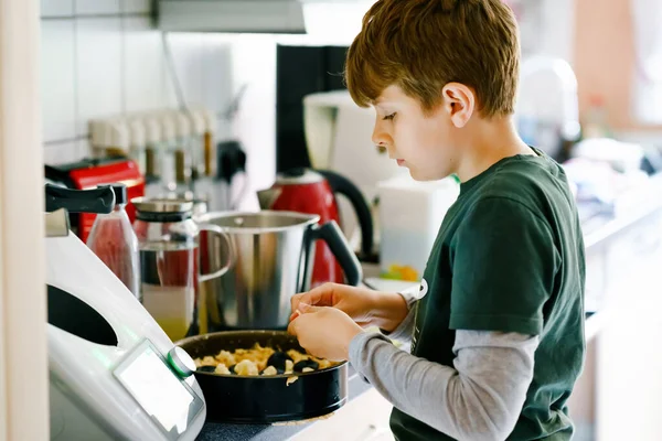 Mutlu Sarışın Okul Çocuğu Mutfağında Içeride Erikli Kek Pişiriyor Komik — Stok fotoğraf