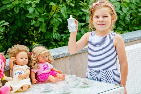Маленька Дівчинка Дошкільного Віку Грає Ляльками Щаслива Дитина Грає Чайній — стокове фото