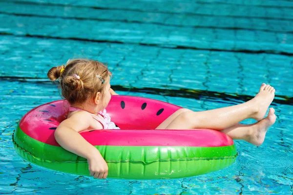 Mutlu Küçük Kız Güneşli Yaz Gününde Açık Havuzda Renkli Şişme — Stok fotoğraf
