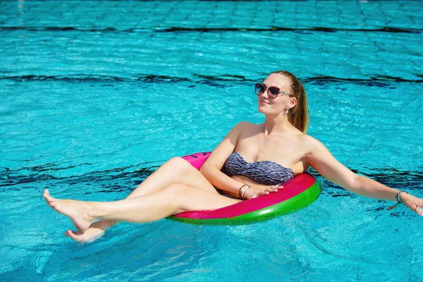 Mooie Jonge Vrouw Met Opblaasbare Ring Zwembad Vrouw Met Zonnebril — Stockfoto