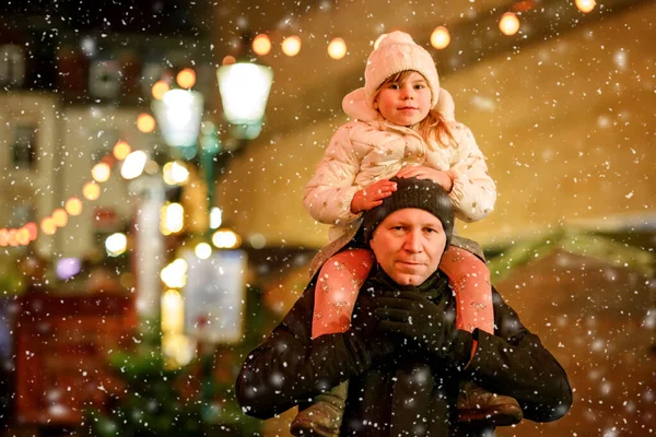 Kleines Vorschulmädchen Auf Der Schulter Des Vaters Auf Dem Weihnachtsmarkt — Stockfoto