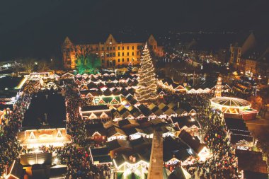 Erfurt, Almanya Thuringia geleneksel Noel Pazar. Xmas ağacı ile pyramide ve satış ve gıda duruyor geç akşam veya gece