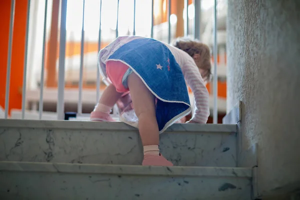 Pequena Menina Bonito Criança Subindo Nas Escadas Casa Bebê Aprendendo — Fotografia de Stock