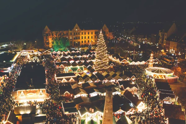 エアフルト ドイツのテューリンゲン州の伝統的なクリスマス マーケット ピラミデと販売と食品が夜遅くや夜の上に立っているクリスマス ツリー — ストック写真
