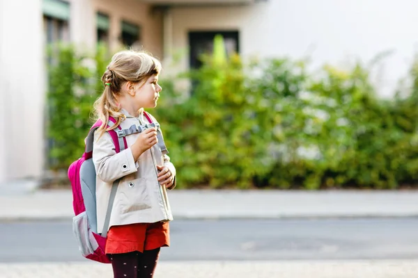 かわいい就学前の女の子が学校に遊びに行く 健康な幼児の子供は保育園や幼稚園に歩いてください 街の通りのバックパックを持つ幸せな子供 — ストック写真
