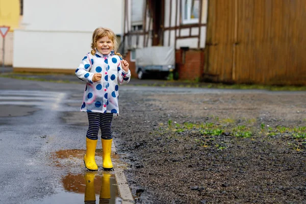 Dziewczynka Żółtych Butach Biegająca Spacerująca Deszczowy Pochmurny Dzień Cute Szczęśliwy — Zdjęcie stockowe