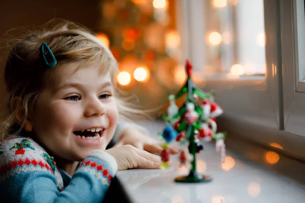 Litte Kisbaba Lány Ablakban Díszítő Kis Üveg Karácsonyfa Apró Karácsonyi — Stock Fotó