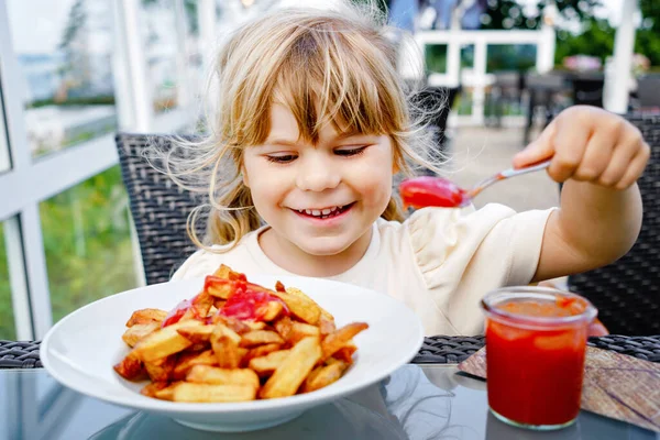 Porträt Eines Glücklich Lächelnden Vorschulmädchens Das Pommes Mit Tomatenketchup Restaurant — Stockfoto