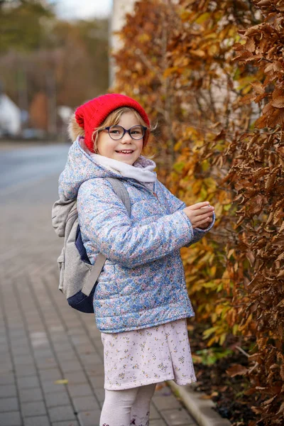 可爱的学龄前小女孩在她去学校的路上 健康快乐的孩子步行去幼儿园 幼儿园的孩子背着背包去市区街上的日托所 — 图库照片