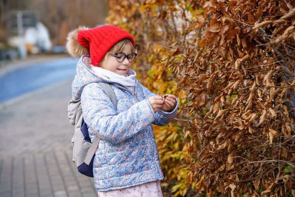 学校に行く途中でかわいい就学前の女の子 健康な幸せな子供が保育園に歩いています バックパックを持つ幼稚園の子供は街の通り 屋外で一日ケアに行く — ストック写真