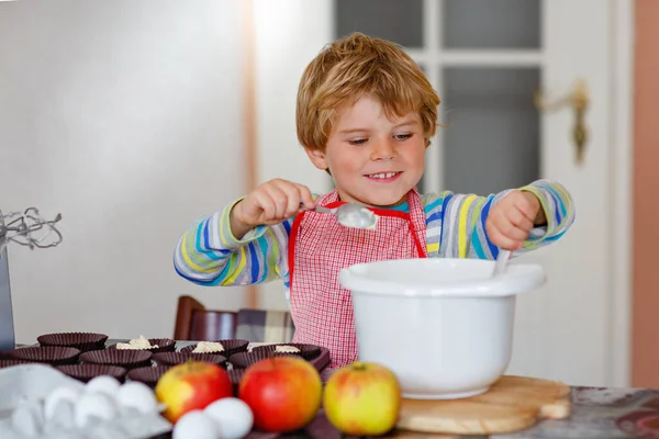 Sevimli Küçük Mutlu Anaokulu Çocuğu Mutfağında Elmalı Kek Kek Pişiriyor — Stok fotoğraf