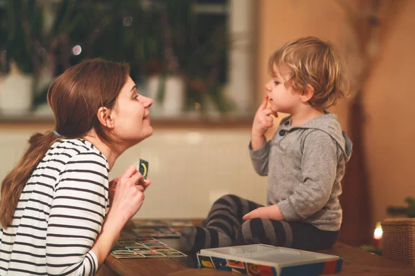 Mor Och Liten Son Leker Tillsammans Utbildning Kortspel För Barn — Stockfoto