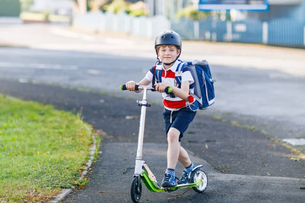 Actieve School Jongen Veiligheid Helm Rijden Met Zijn Scooter Stad — Stockfoto